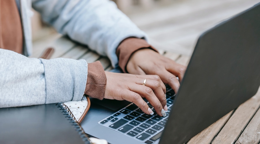 Estudante pesquisando temas para seu TCC na área de direito familiar